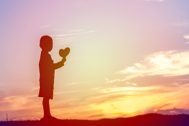Silhouette d'enfant avec coeur